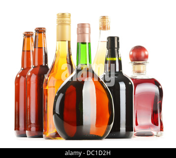 Un assortiment de boissons alcoolisées isolé sur fond blanc Banque D'Images