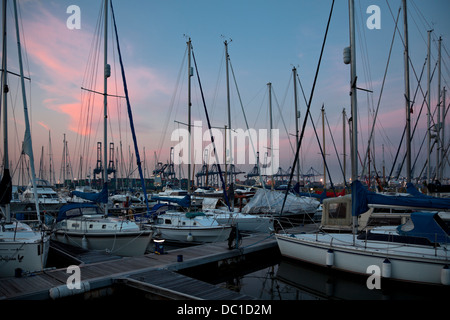 Yachts amarrés dans Shotley Marina, Suffolk Felixstowe port à conteneurs, avec en arrière-plan. Banque D'Images