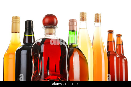 Un assortiment de boissons alcoolisées isolé sur fond blanc Banque D'Images