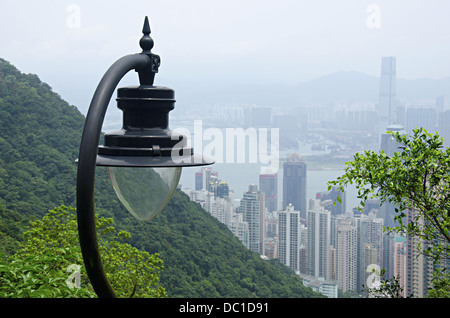 Vue d'un lampadaire et d'immeubles de grande hauteur, Hong Kong Banque D'Images