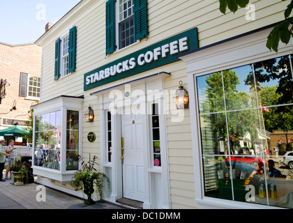 Café Starbucks situé dans un édifice du patrimoine historique sur la rue principale de Niagara-On-The-Lake (Ontario), Canada. Banque D'Images