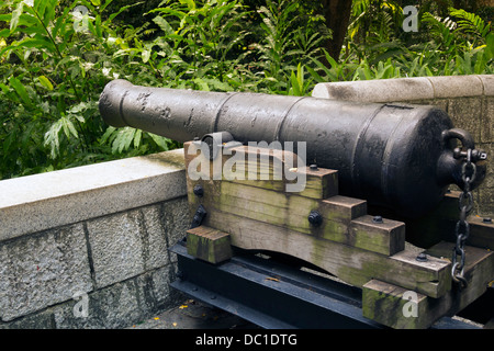 9-livres historiques cannon placé sur la colline de célèbre Fort Canning Park à Singapour Banque D'Images