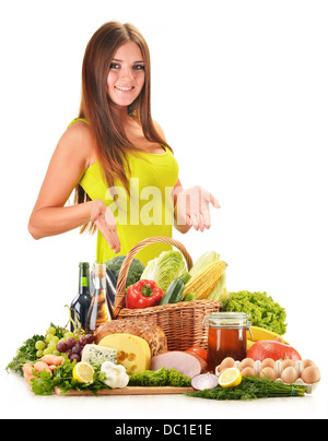 Jeune femme avec variété de produits d'épicerie isolated on white Banque D'Images