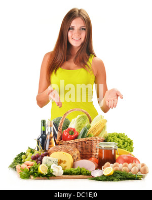 Jeune femme avec variété de produits d'épicerie isolated on white Banque D'Images