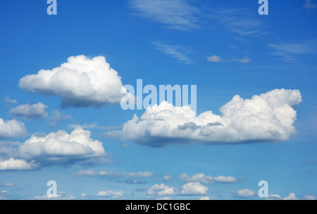 Les Cumulus Against a Blue Sky Banque D'Images