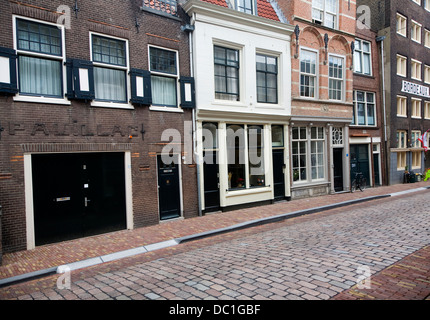 Wine Traders maisons dans les bâtiments historiques de la rue pavée Wijnstraat Dordrecht Pays-Bas Banque D'Images