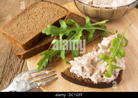 Préparer des sandwich au thon avec du pain de seigle, argula sur planche à découper en bois, horizontal, Close up, vue du dessus Banque D'Images