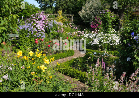 Roses (rosa), clématite (clematis) et d'hémérocalles (Hemerocallis). design : Marianne et detlef lüdke Banque D'Images