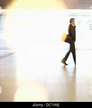 Businessman walking in lobby Banque D'Images