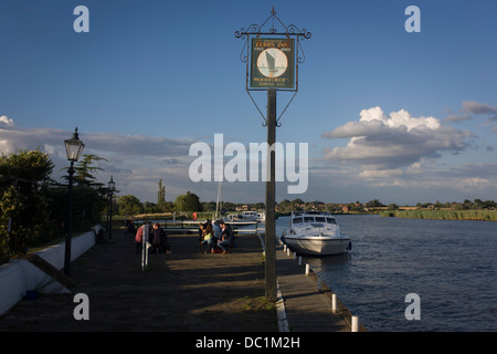 Riverside Inn Ferry signe et bateau sur la rivière Yare à Reedham sur les Norfolk Broads. Banque D'Images