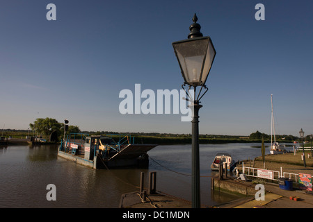 La chaîne ferry traversant la rivière Yare dans Reedham sur les Norfolk Broads. Banque D'Images