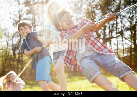 Enfants jouant tug o war Banque D'Images