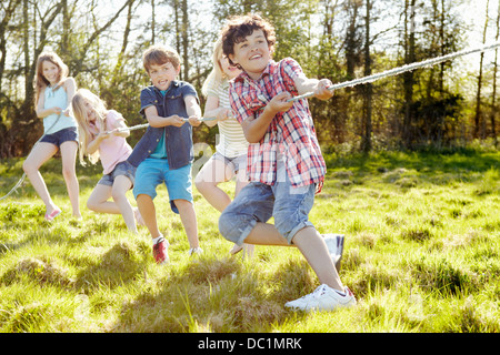 Groupe de jeunes enfants jouant tug o war Banque D'Images