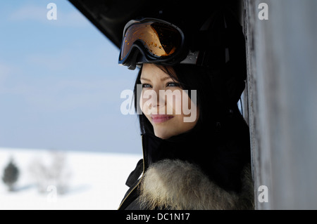 Portrait de jeune femme portant des lunettes de ski Banque D'Images