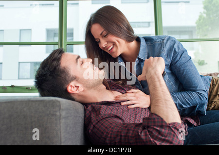 Jeune couple romantique à la maison à propos de dupe Banque D'Images