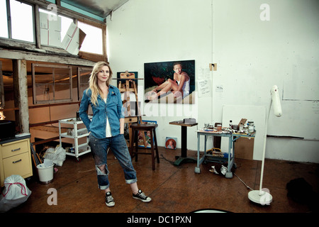 Mid adult woman standing in studio d'artiste, portrait Banque D'Images