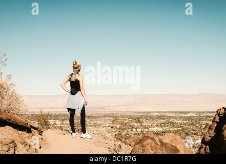 Young hiker looking at view à Palm Springs, Californie, USA Banque D'Images