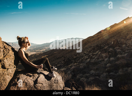 Young hiker looking at view à Palm Springs, Californie, USA Banque D'Images