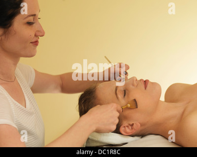 Jeune femme ayant massage du visage Banque D'Images