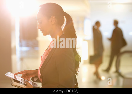 Businesswoman using digital tablet Banque D'Images