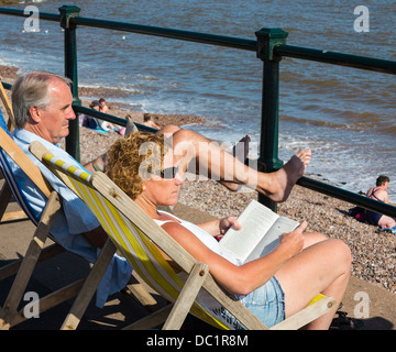 Deux livres à lire sur front de Sidmouth, Devon, Angleterre Banque D'Images