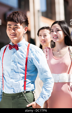 Les jeunes Chinois élégant people walking on street Banque D'Images