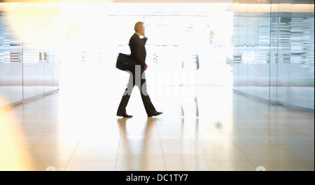 Businessman walking in lobby Banque D'Images