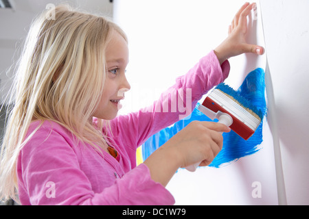 Close up of girl painting on wall Banque D'Images