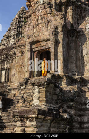 Jeune moine bouddhiste debout à temple à Angkor Wat, Siem Reap, Cambodge Banque D'Images