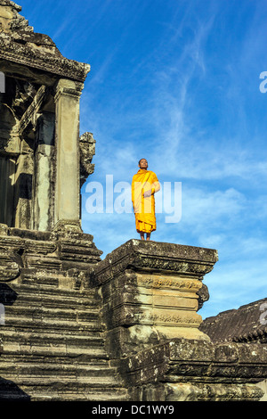 Jeune moine bouddhiste à l'extérieur de temple à Angkor Wat, Siem Reap, Cambodge Banque D'Images