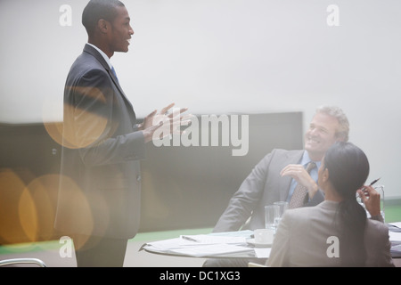 Gesticulant businessman menant séance dans la salle de conférence Banque D'Images