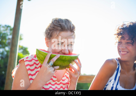 Young woman eating watermelon, portrait Banque D'Images