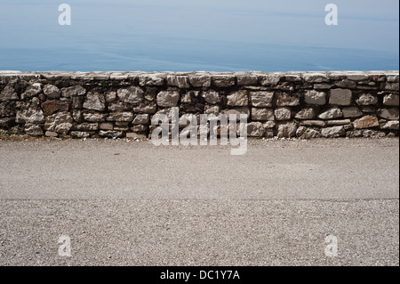 Mur en pierre sèche face à la mer Banque D'Images