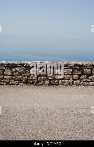 Mur en pierre sèche face à la mer Banque D'Images