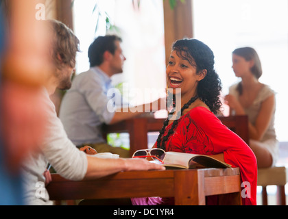 Jeune couple chatting in cafe Banque D'Images