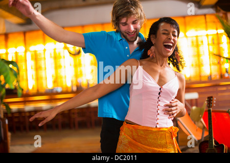 Couple dancing in bar Banque D'Images