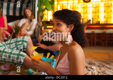 Friends enjoying cocktails in bar Banque D'Images