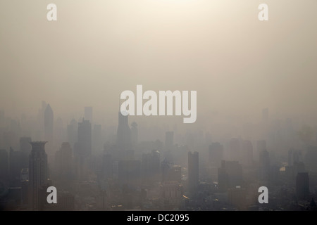 Brume sur la ville de Shanghai, Chine Banque D'Images