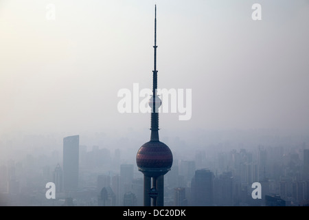 Oriental Pearl Tower sur misty cityscape, Shanghai, Chine Banque D'Images