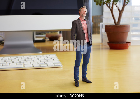 Businessman standing grand bureau Banque D'Images