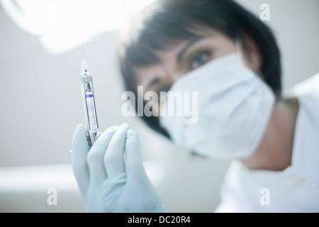 Close up portrait of dentiste holding syringe Banque D'Images