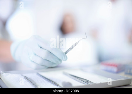 Close up of hand holding instrument dentiste Banque D'Images