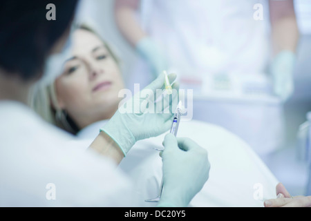 Dentiste holding syringe Banque D'Images