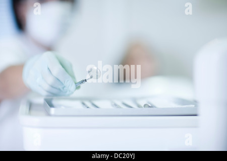 Close up of hand holding miroir de dentiste Banque D'Images