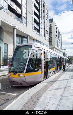 Les ARUS- Dublin light rail tram au terminus à Tallaght, comté de Dublin, Irlande Banque D'Images