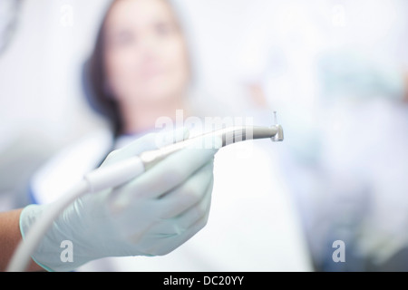 Close up of hand holding drill dentiste Banque D'Images