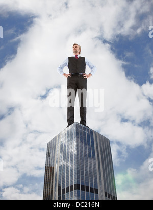 De grands businessman standing on gratte-ciel, low angle view Banque D'Images