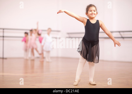 Young ballerina posing in studio de danse Banque D'Images