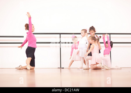 La démonstration de l'enseignant à un groupe de jeunes ballerines Banque D'Images