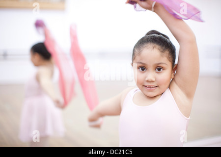 Close up of young ballerina danse avec écharpes roses Banque D'Images